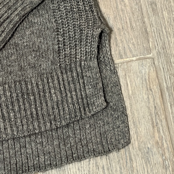 LIKE NEW! Women's Auden Gray V-Neck Sweater - XS - Picture 5 of 12